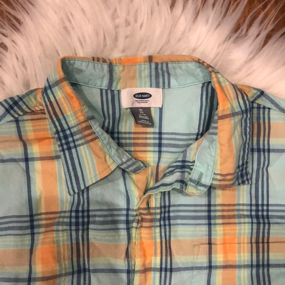 Old navy button down - Picture 2 of 3
